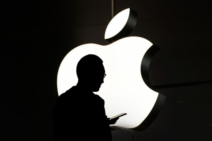 Apple-Hits-Record-High-as-Tech-Stocks-Continue-to-Surge