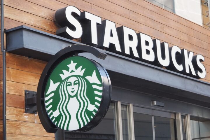 Starbucks-CEO-Plans-Return-to-Personal-Touches-to-Revive-Café-Experience