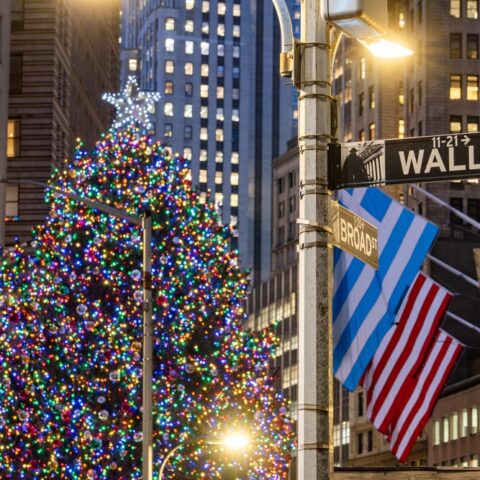 Wall-Street-Rises-as-Santa-Rally-Kicks-Off