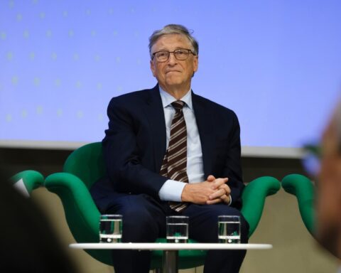 bill-gates-to-give-away-$200-billion-by-2045,-criticizes-musk