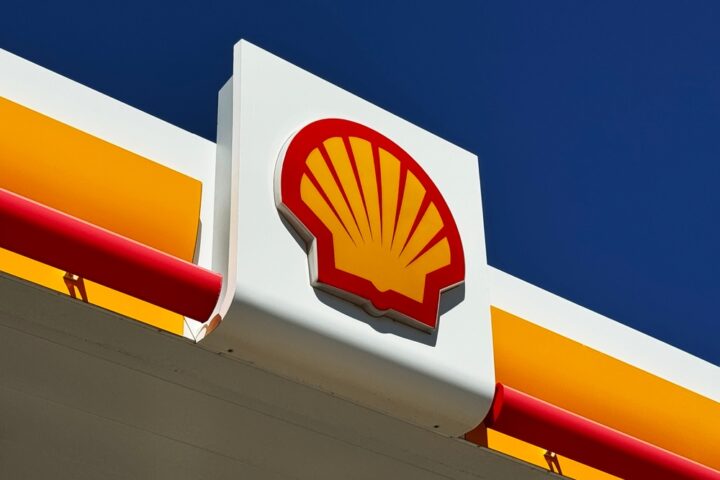 shell-considers-bp-takeover-amid-falling-shares