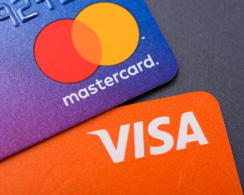 u.s.-holiday-retail-sales-rise-as-shoppers-seek-deals