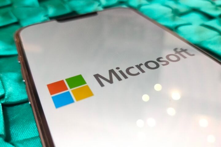 microsoft-shares-slide-10%-after-earnings-miss
