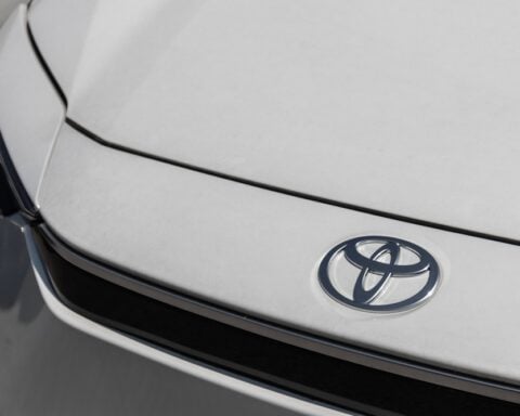 toyota-us-sales-rise-8%-in-2025-on-electrified-demand