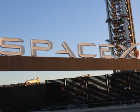 spacex-targets-retail-investors-in-record-ipo-push